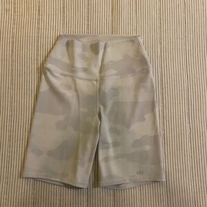 ALO Yoga Women's Light Camo Bike Shorts